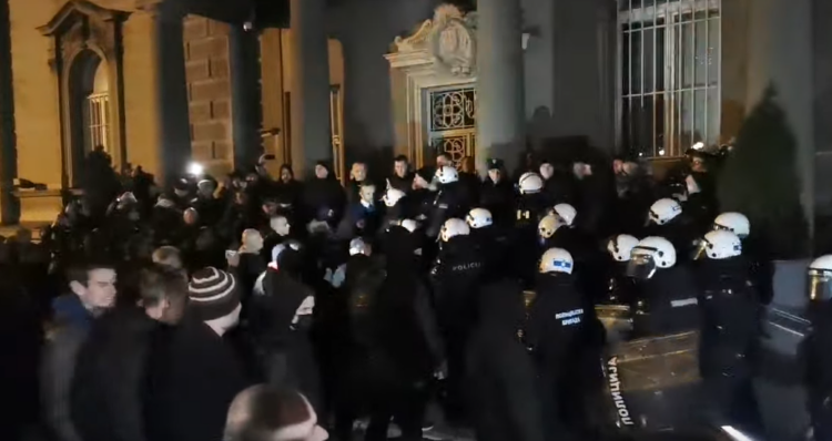 Vanredni sastanak u Predsjedništvu Srbije zbog prijetnji Vučiću na protestu