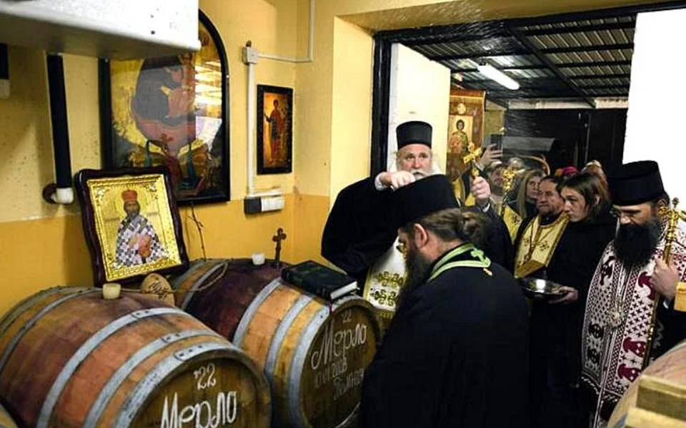 Joanikije osveštavao vinska burad kod Negotina