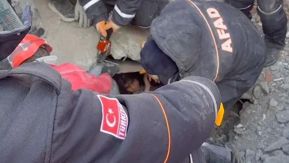 (VIDEO) Majka i dvije kćerke spašene iz ruševina nakon više od dva dana