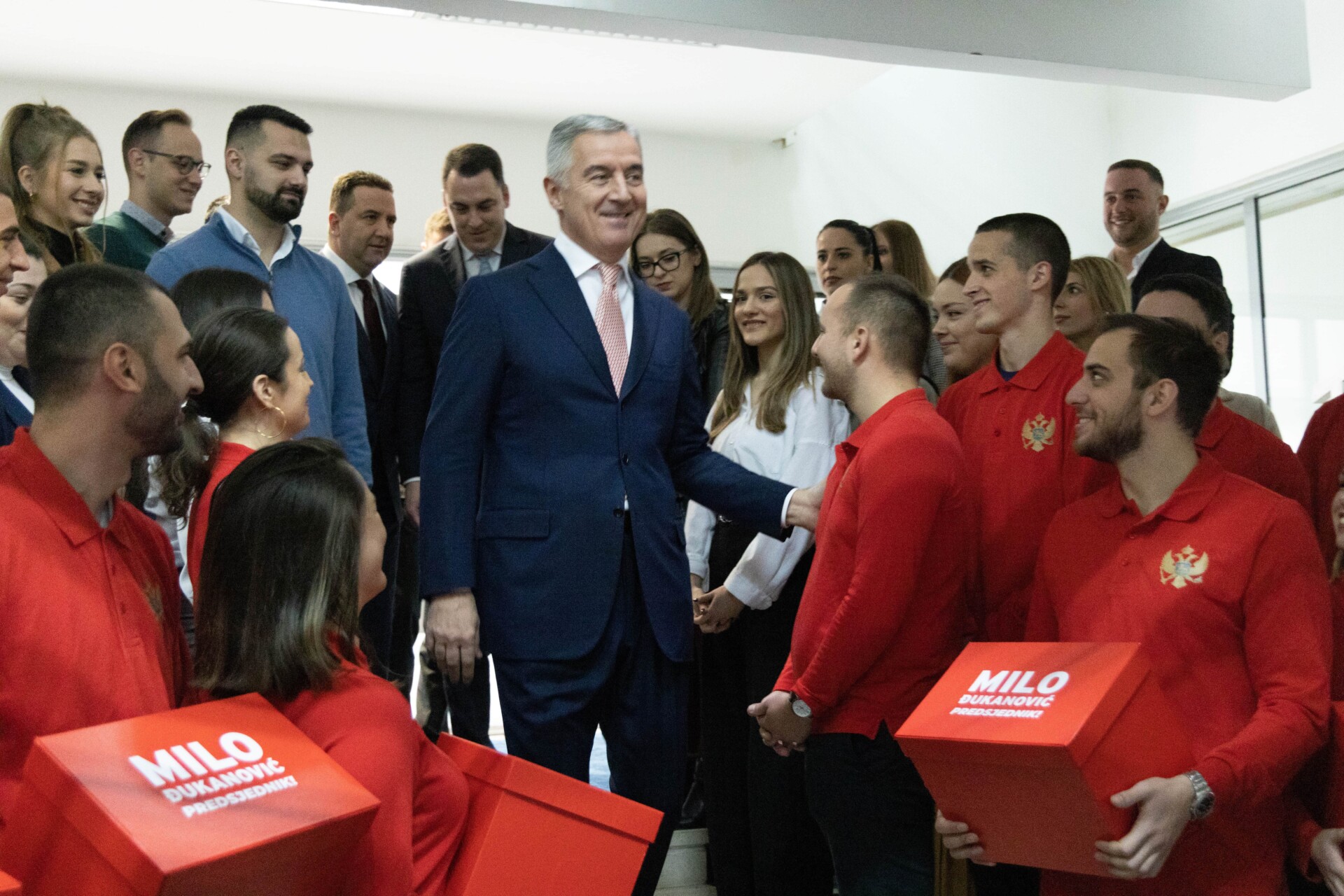 Pogledajte atmosferu sa predaje predsjedničke kandidature Đukanovića