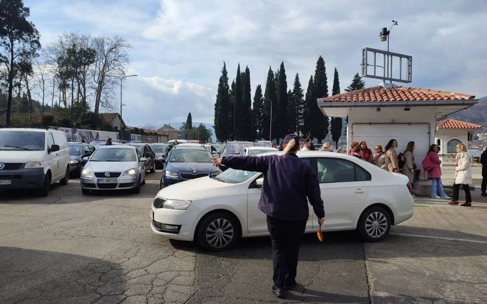 Ogromne gužve na trajektu zbog malog kapaciteta, na ukrcavanje se čeka i do sat