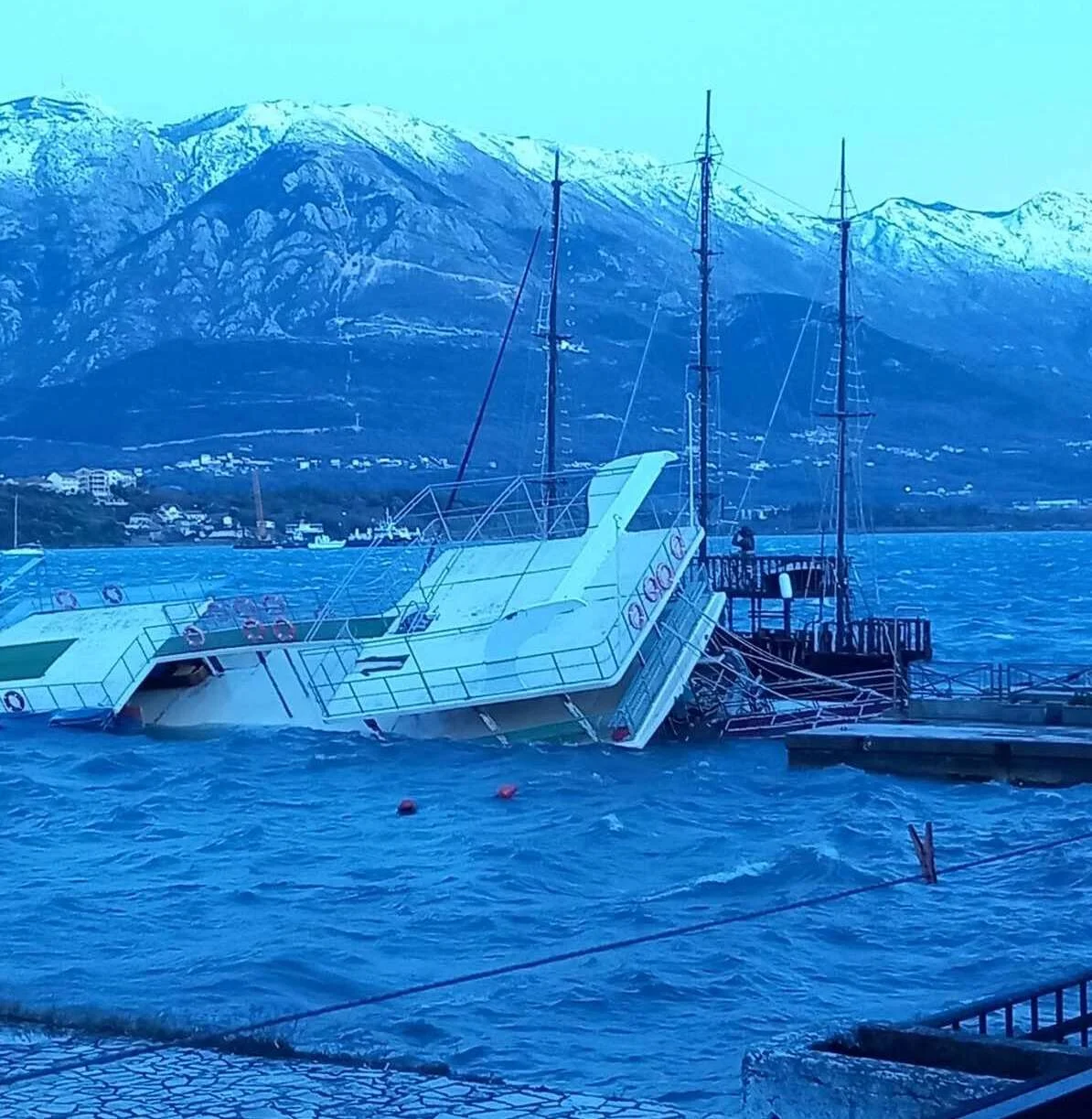 Tivat: Potopljen brod na Obali Đuraševića