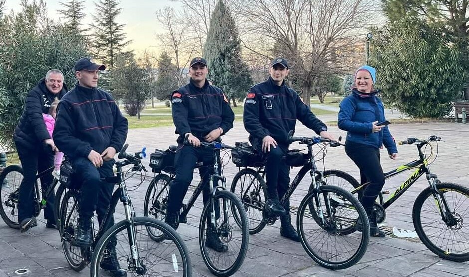 Pripadnici podgoričke policije u biciklističkoj turi ulicama Glavnog grada