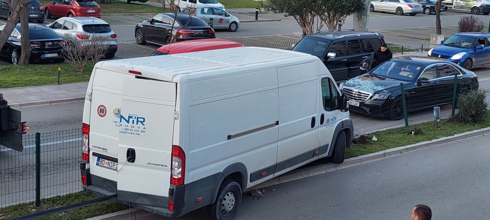 Saobraćajna nezgoda u Budvi: Kombijem probio zaštitnu ogradu