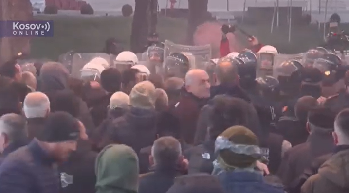 Sukob policije i demonstranata ispred parlamenta u Tirani, traže ostavku Rame (VIDEO)