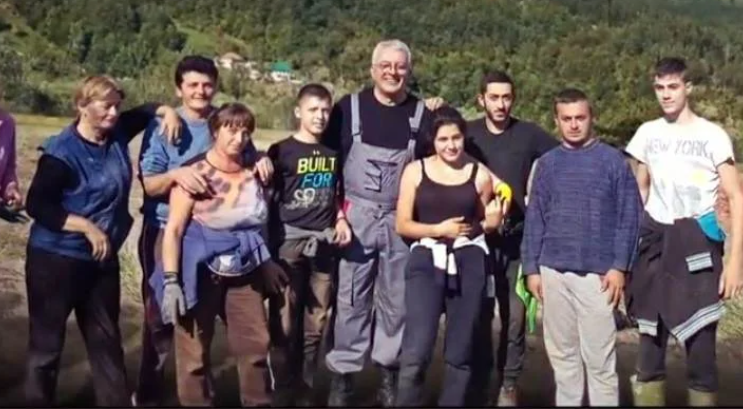 Mladić iz spota Andrije Mandića: Fotografija nastala 2019. kada smo radili na imanju Mandićevog brata, nije mi tražena dozvola za njeno korišćenje