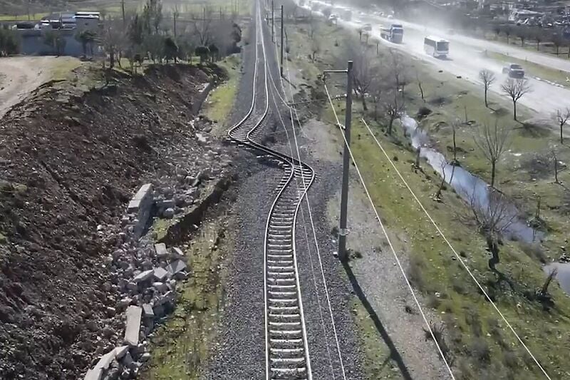 Iskrivljena pruga pokazuje jačinu zemljotresa koji je pogodio Tursku