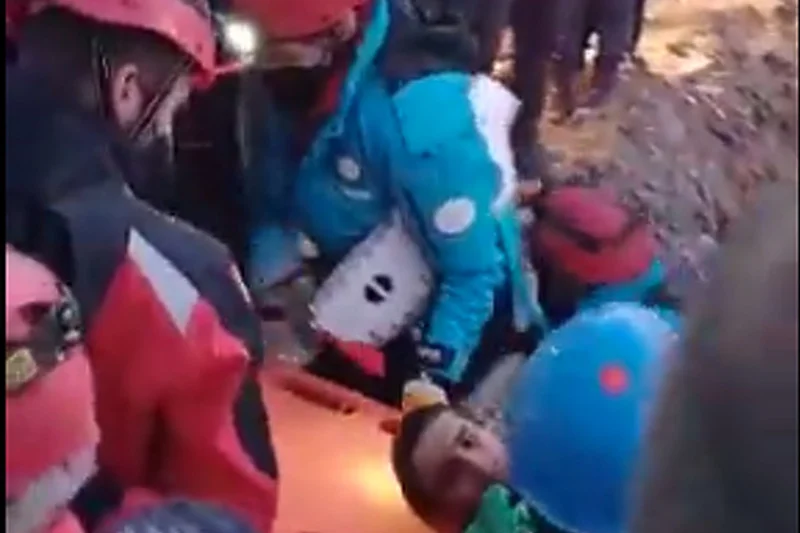 Čudo u Turskoj: Nakon 207 sati iz ruševina spašen dječak (VIDEO)