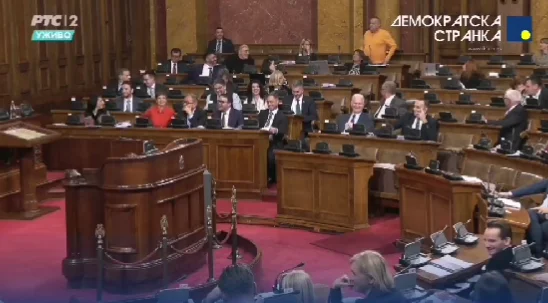 Pogledajte snimak iz Skupštine Srbije: Ne kriju se ispod klupa samo telefoni, već i poslanici