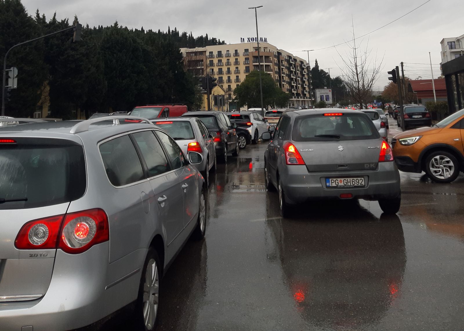 Dvije nezgode u Podgorici izazvale saobraćajni kolaps (FOTO i VIDEO)