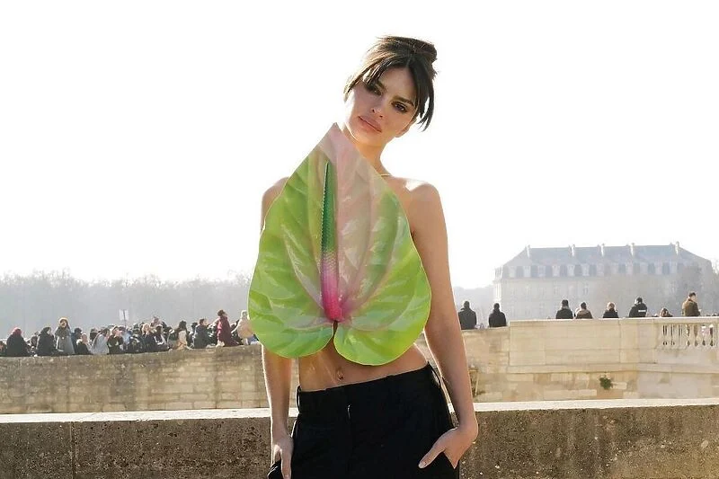 Emily Ratajkowski se na reviji Paris Fashion Weeka pojavila u 3D topu u obliku cvijeta