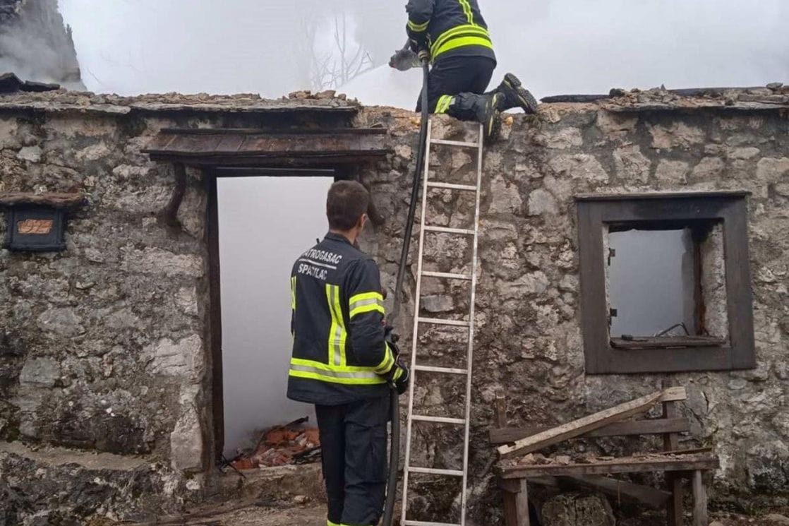 U nikšićkom naselju izgorjela kuća: Domaćinstvo Vujadinovića pretvoreno u pepeo