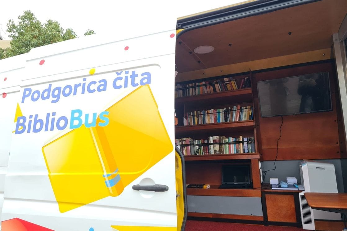 Počela realizacija projekta “Podgorica čita”: “BiblioBus” od danas na ulicama