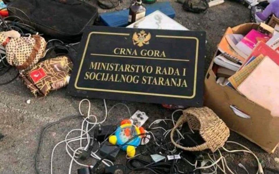 FOTO: Tablu Ministarstva rada možete imati za tri eura