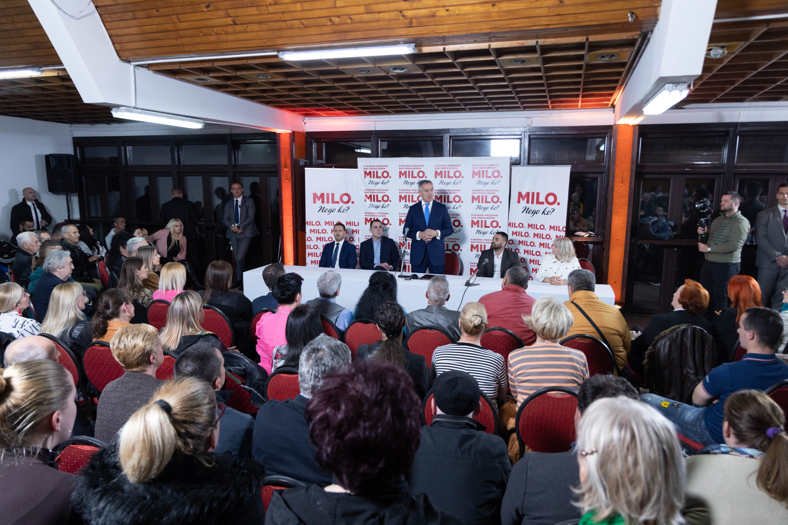 Đukanović: Plate su povećane i niko ih neće vratiti u pređašnje stanje, ali ih treba podmirivati iz sopstvene zarade, a ne kredita