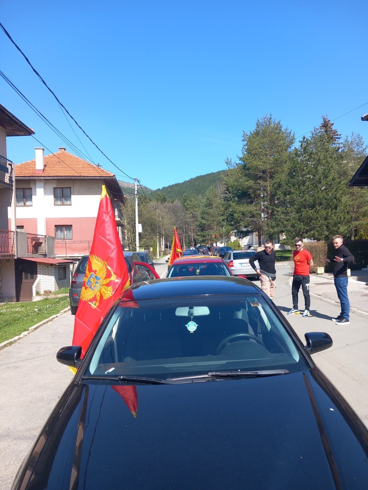 (FOTO i VIDEO) Auto kolone krenule ka Podgorici na završnu pobjedničku konvenciju Đukanovića