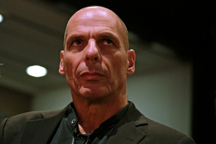 Napadnut Janis Varufakis, polomljen mu nos