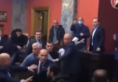 Tuča među poslanicima u gruzijskom parlamentu (VIDEO)