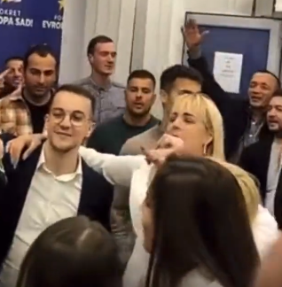 Pogledajte slavlje aktivista Evrope sad uz pjesme “srpske majke”