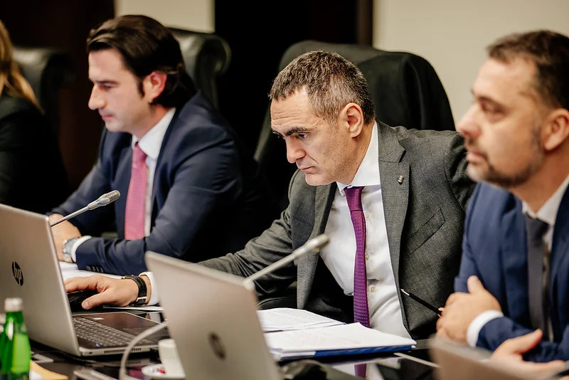 Do kad ćemo moći ovako: Dug neprestano raste, a uslovi pod kojima se zadužujemo sve su gori