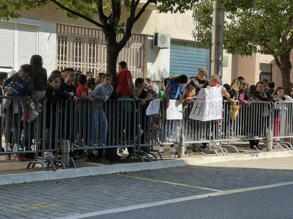 Roditelji učenika i nastavnici OŠ &#8220;Vladimir Nazor&#8221; protestuju ispred Vlade