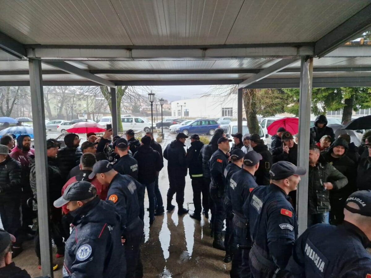 Protest povodom tribine kandidata Milatovića na Cetinju, građani nasrnuli na njega i njegovu pratnju (VIDEO)