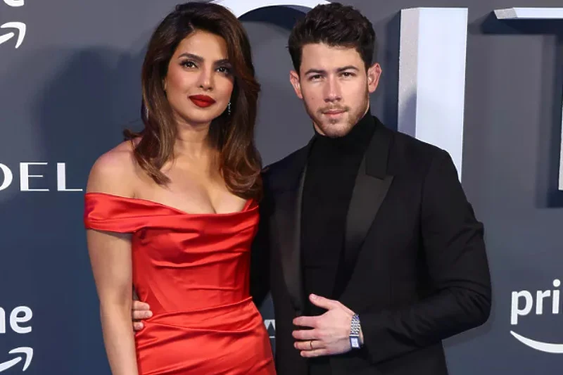 Priyanka Chopra zablistala na premijeri svog novog filma, crvenom haljinom istakla obline