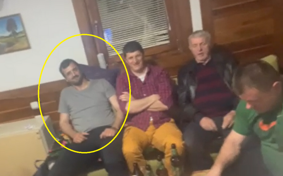 SKANDALOZNO: Inspektor pjevao ,,Kraj je tebi Milo bliže…“, pa potpisao rješenje da se ruše kuće na porodičnom imanju Mila Đukanovića (VIDEO)