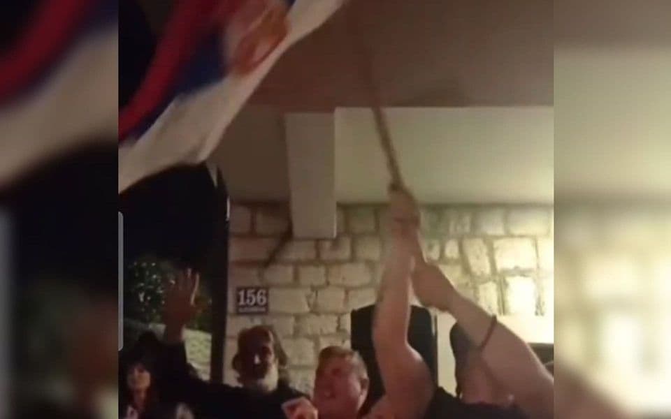 VIDEO: Katić sa tri prsta i srpskom zastavom slavi Milatovića