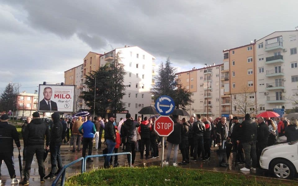 Nikšićani blokirali raskrsnicu Partizanskog i Hercegovačkog puta (FOTO)