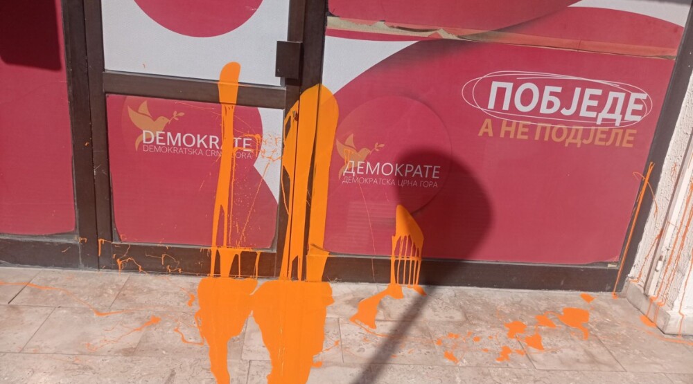 Demorkate Bar: Naše kancelarije polivene farbom, nadležni da da hitno istraže ovaj incident