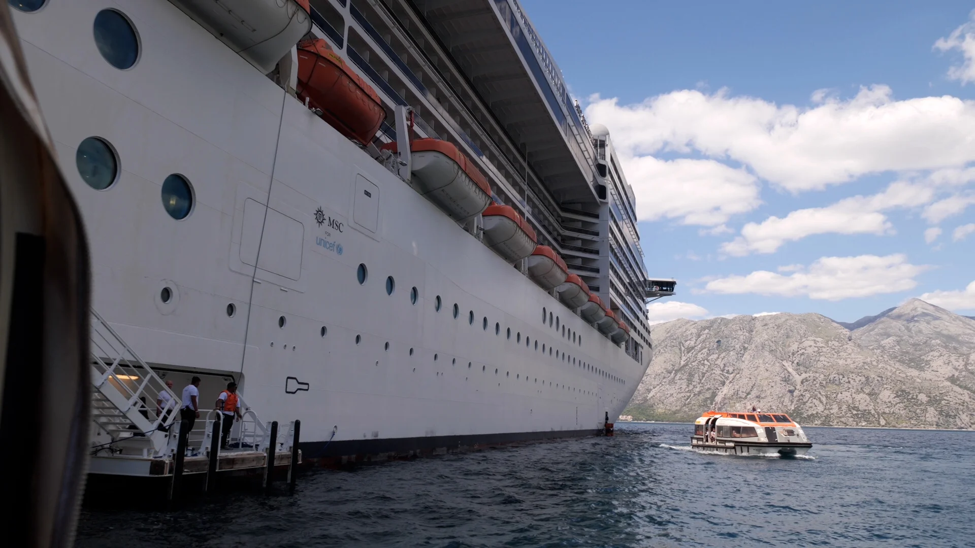 Mega kruzer MSC Splendida uplovio u luku Kotor, grad posjetilo 3.124 putnika i 1.256 članova posade