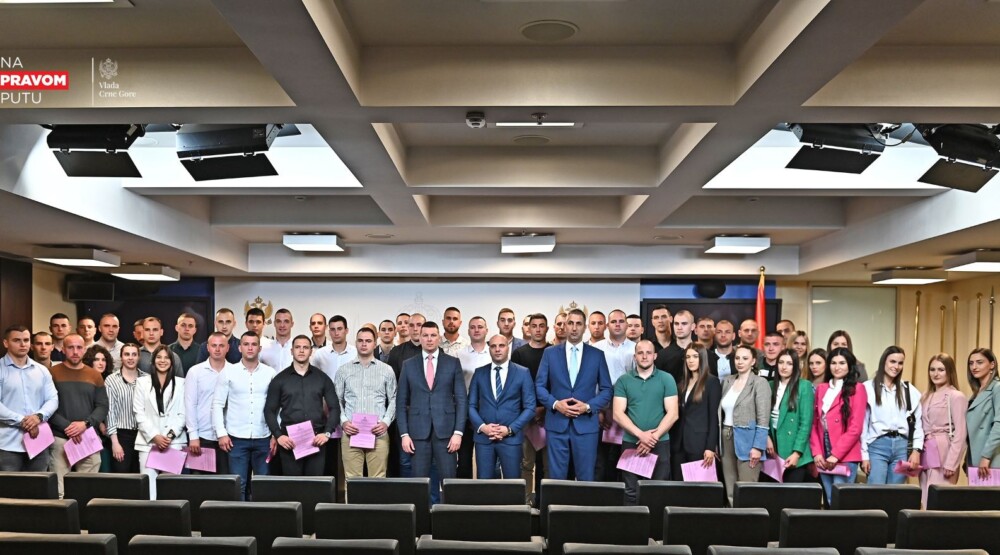 Adžić i Terzić uručili rješenja novozaposlenim policajcima: Građani da vas poštuju, kriminalci da vas se plaše