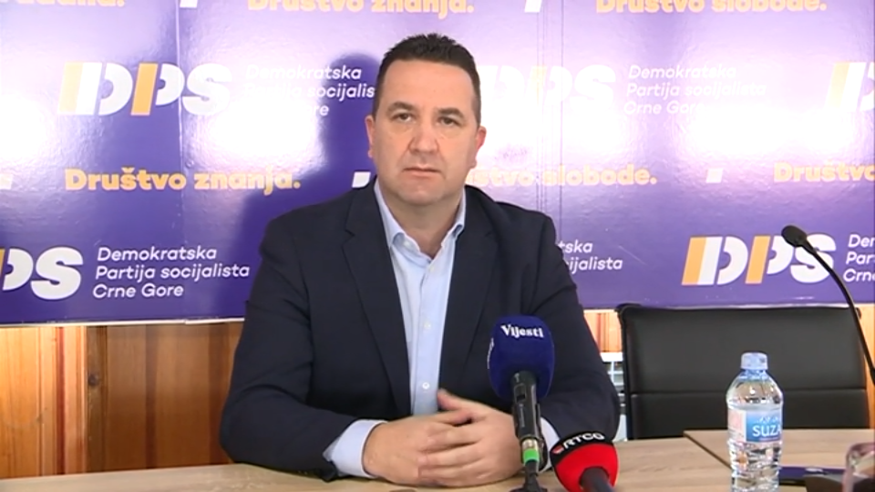 ERAKOVIĆ ZA STANDARD: Nekad treba manje hrabrosti da se stane pred pušku, nego pred kombinaciju mitomanije, neukosti, lažnih tradicija…