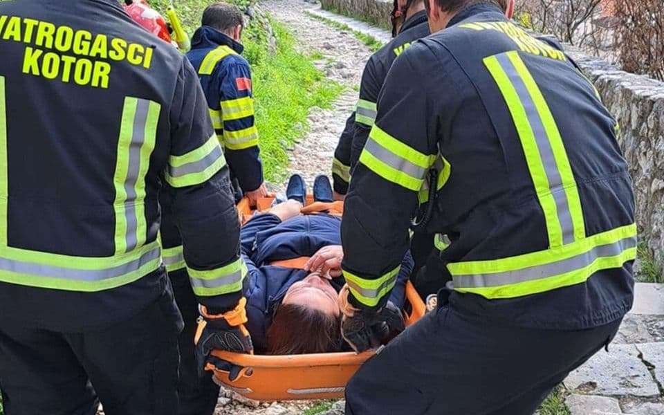 Kotor: Njemica povrijedila koljeno na tvrđavi, pomogli joj vatrogasci