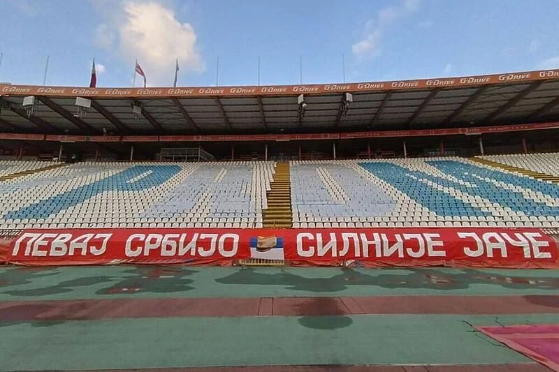 Navijači Zvezde uprkos praznim tribinama veličali zločinca Mladića i ismijali FIFA-u