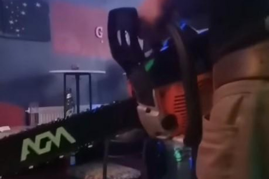 (VIDEO) Horor u Kragujevcu: S motornom testerom upao u noćni klub