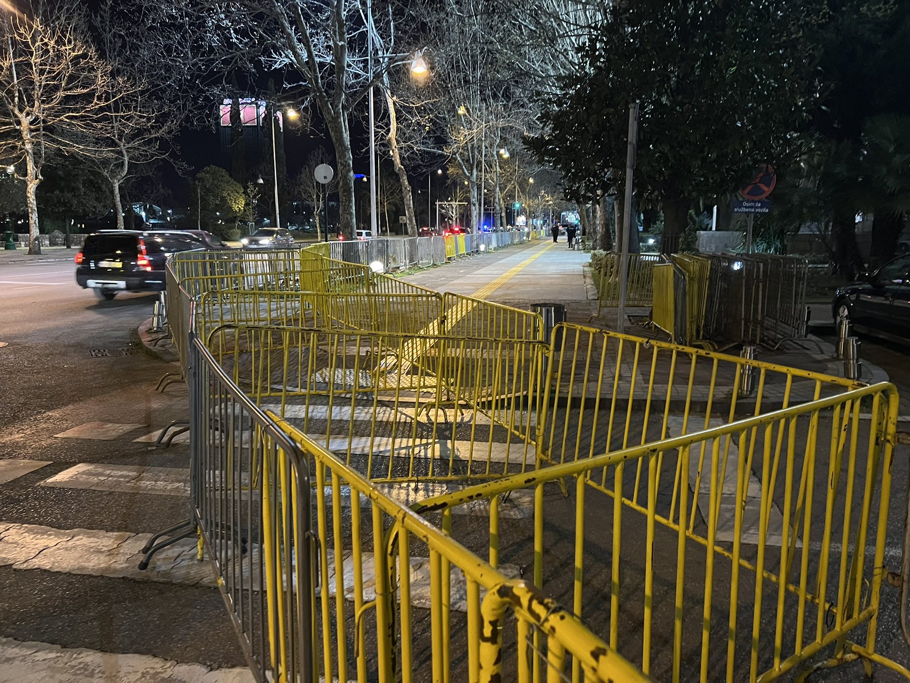 FOTO/VIDEO Zaštitne ograde postavljene ispred važnih državnih institucija