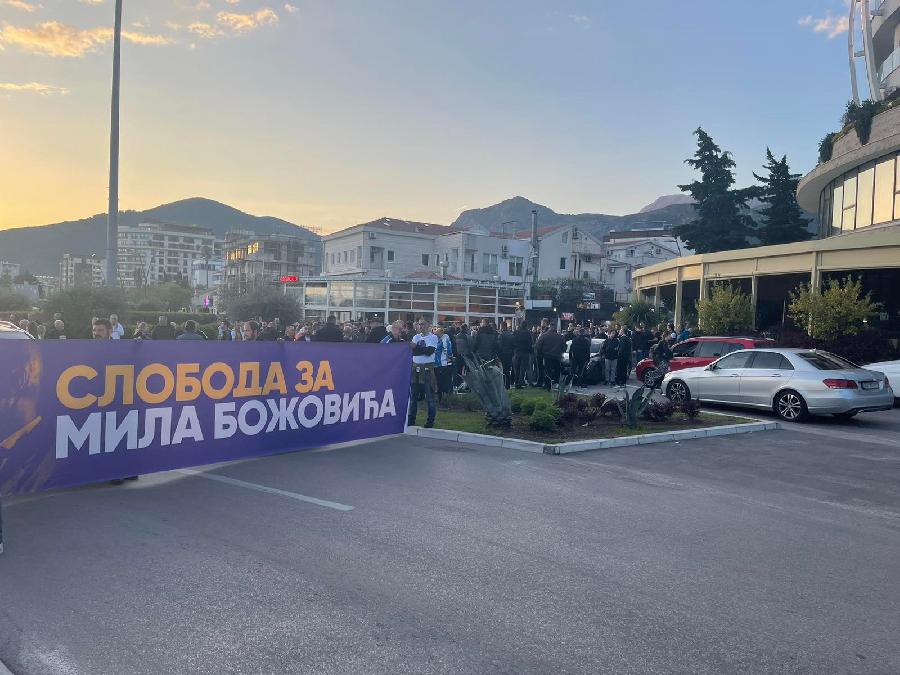 Protest u Budvi zbog hapšenja predsjednika opštine: “Budva ne da Mila Božovića”, “Stop progonu Srba u Crnoj Gori”…