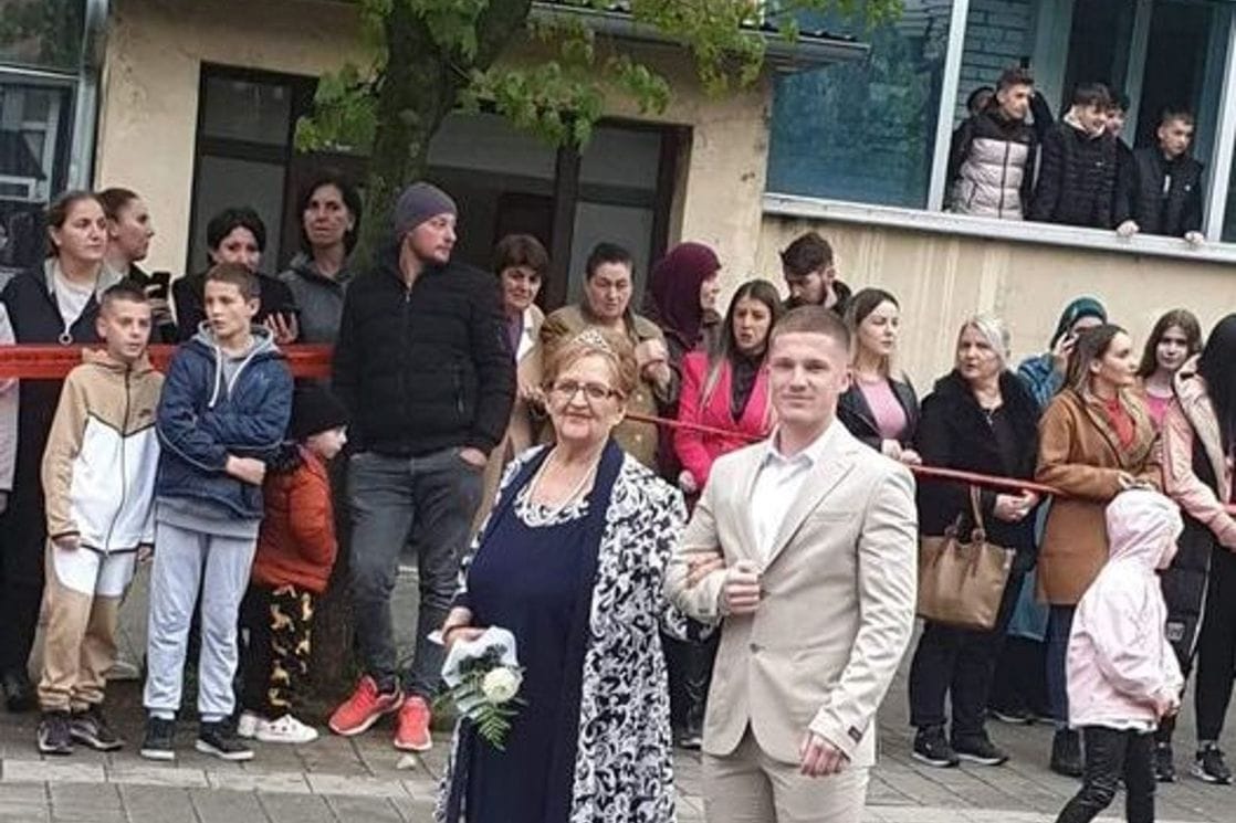 Maturant rožajske Gimnazije na svečanom defileu šetao sa bakom