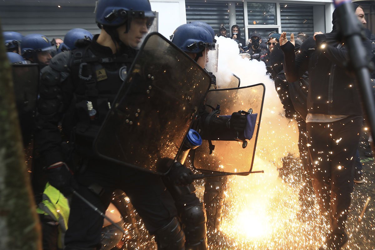 Prvi maj u Francuskoj: Protesti širom zemlje, policija bacila suzavac (FOTO)
