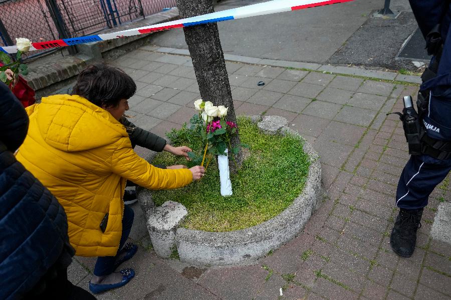 Građani se okupili ispred OŠ „Vladislav Ribnikar“ na Vračaru, odaju počast žrtvama