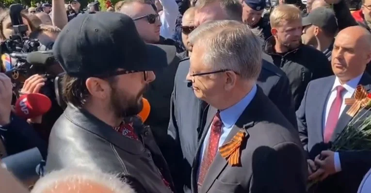 Ruski ambasador htio da položi vijence, Poljaci ga zaustavili i vrijeđali (VIDEO)