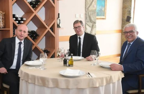 Vučić stigao u Crnu Goru, sa Mandićem i Kneževićem doručkovao u Zeti