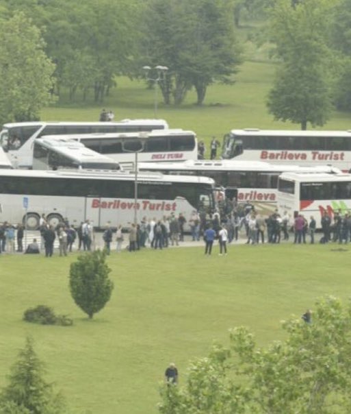 Autobusima kosovske firme bliske Kurtiju, na Vučićev miting, građani hoće kući, vozači odbijaju da ih vrate dok se ne završi skup
