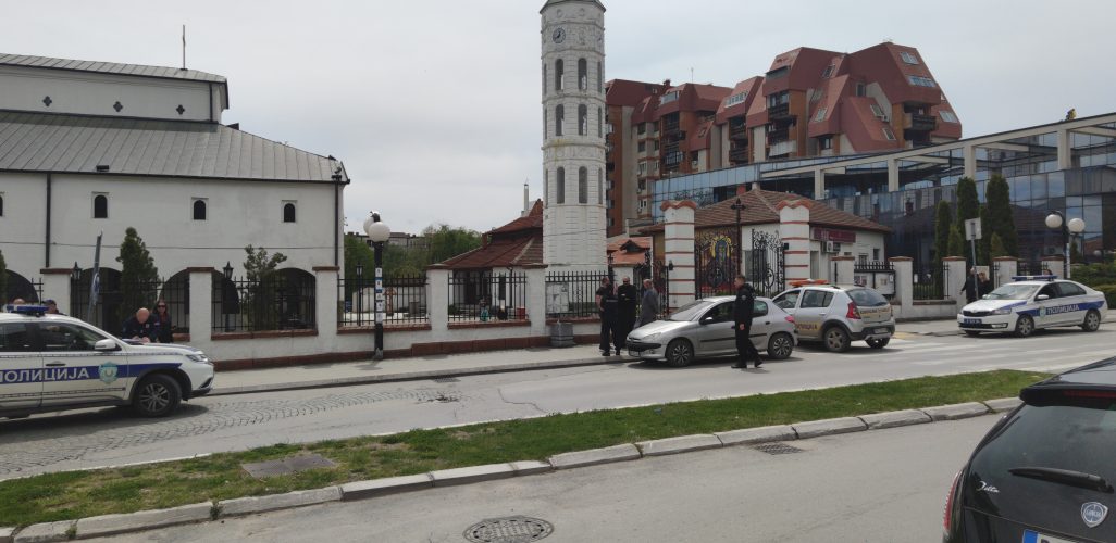 Makazama nasrnuo na starješinu hrama
