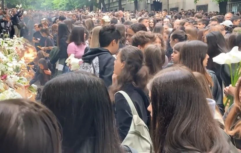 Beograd: Mladi odaju poštu stradalima, u školi se otvara knjiga žalosti