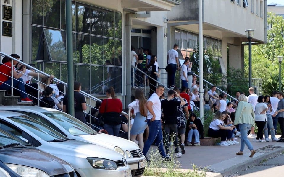 Maturanti se okupili ispred Ministarstva: Negoduju jer su dobili nula bodova na eksternoj provjeri