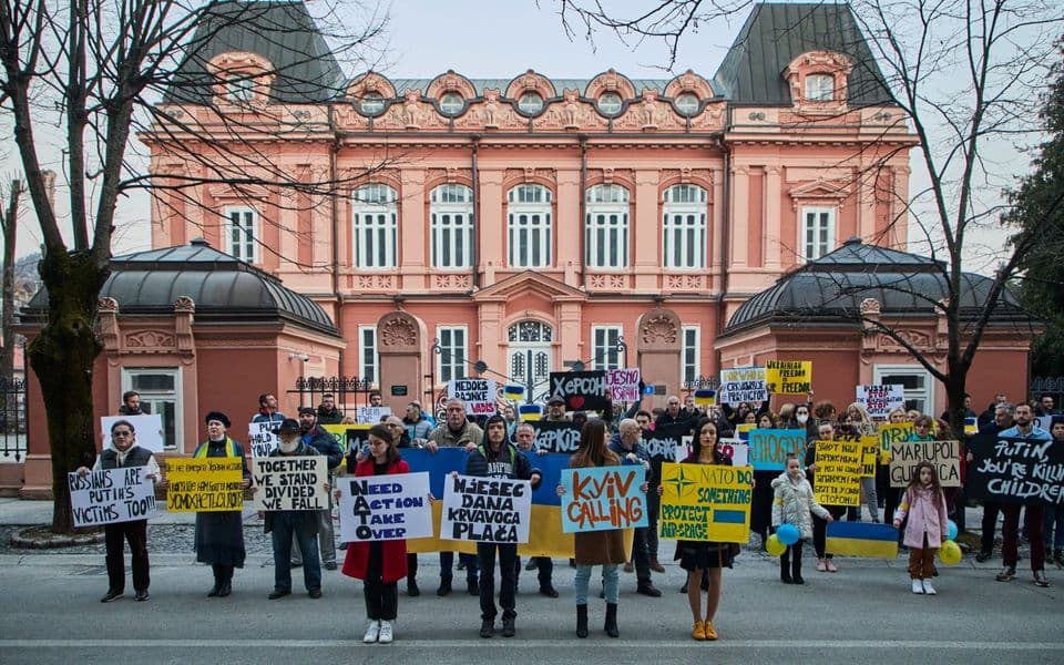Šetnja za Ukrajinu na Cetinju: “Nasilje, bol i patnja jedino što produkuje krvavi diktatorski režim u Kremlju”