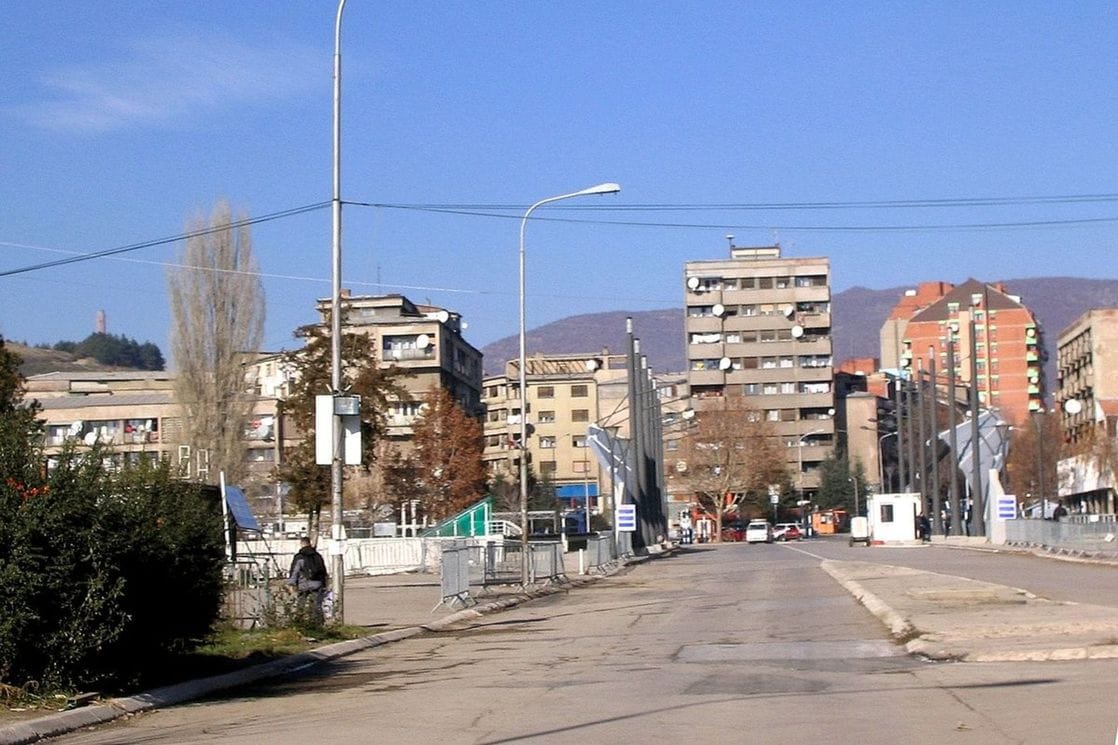 Kosovska Mitrovica: Na punkt Kosovske policije bačena eksplozivna naprava
